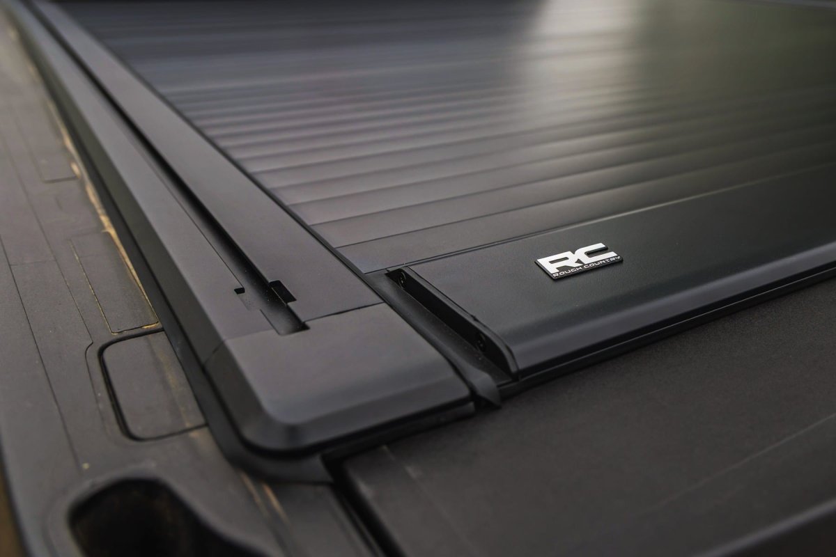 Ford F-350 Super Duty Manual Retractable Bed Cover - Rough Country - Heavy-Duty Aluminum with Smooth Spring-Assisted Retraction - Matte Black - '17-'26